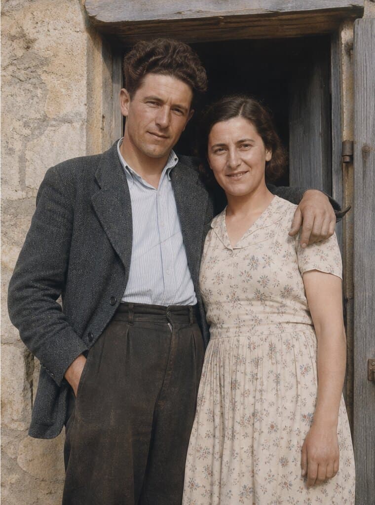 Un jeune couple sur le seuil d’une ferme en pierre, en 1938.
